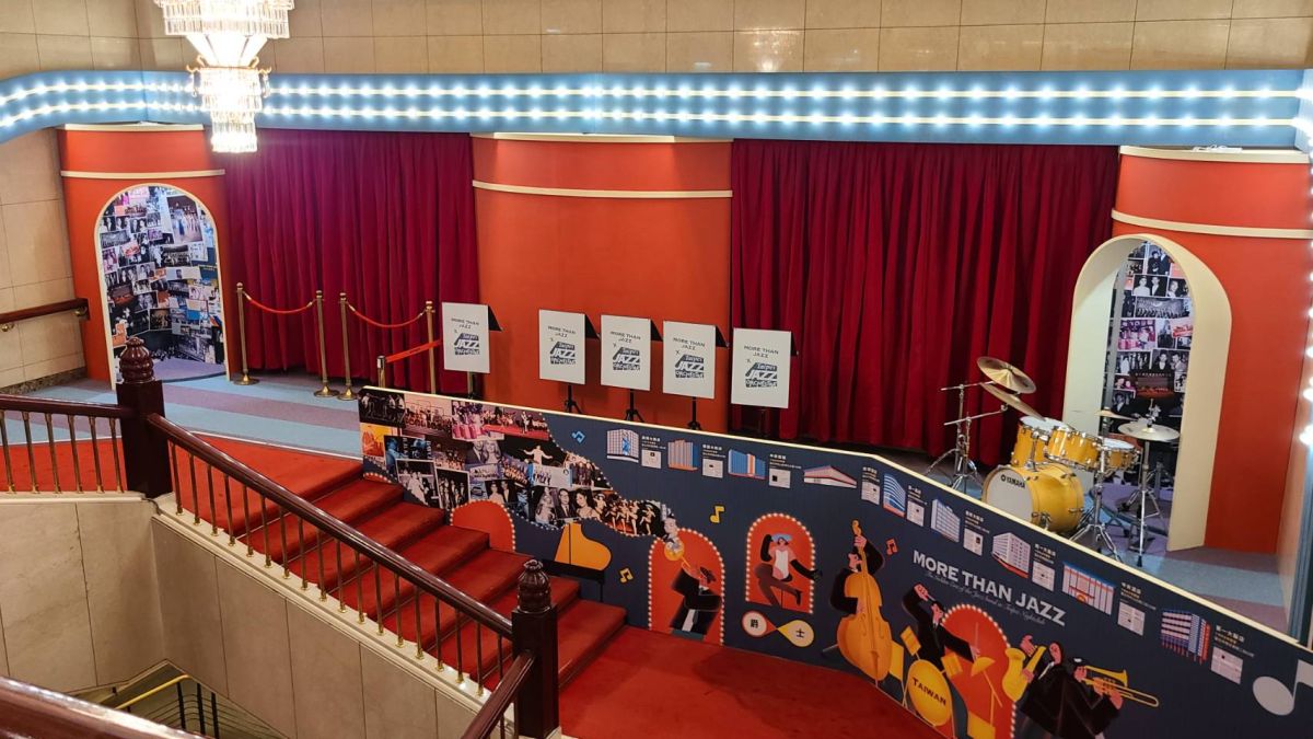 ▲國家音樂廳從一樓往停車場的樓梯側邊，搖身一變成為兩廳院夏日爵士20週年「不只是爵士」展場。（圖／記者李琦瑋攝，2022.08.01）
