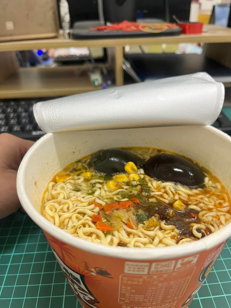 ▲原PO在泡麵中加入皮蛋。（圖／翻攝爆廢公社臉書）