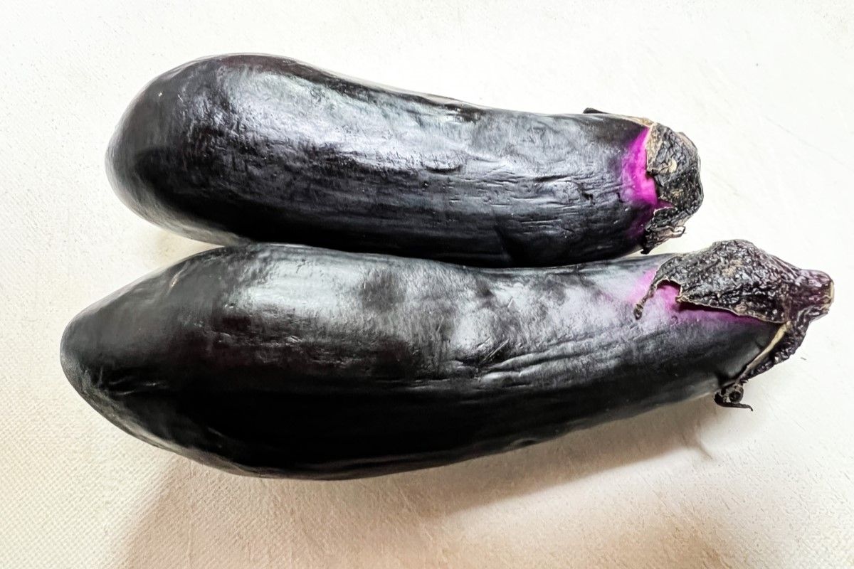 ▲乾癟茄子不要丟！日本茄子專家用1妙招，讓它重回水嫩飽滿的模樣。（圖／Twitter：sinyasai）