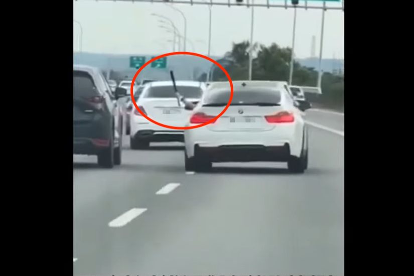 ▲昨（31）日下午3點多，中山高178.6K處路段發生一起逼車事件，白色BMW轎車的駕駛從車窗拿出球棒揮舞叫囂，讓其他用路人全嚇壞。（圖／翻攝自社會事影音）