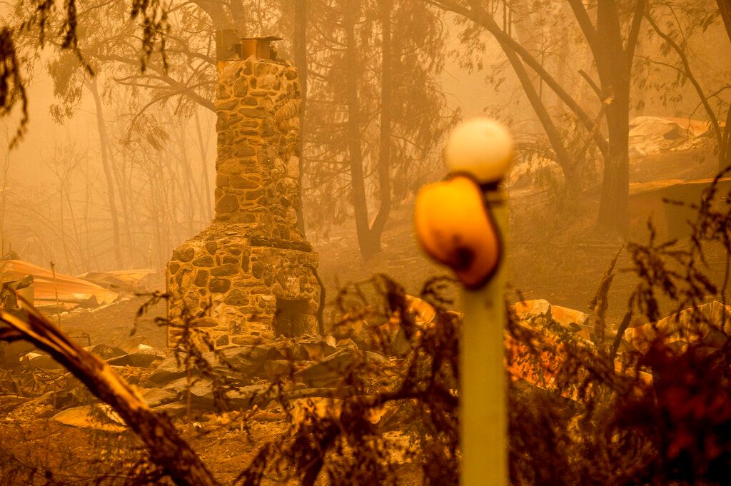 ▲，數以百計的消防人員正與快速延燒的麥金尼大火（McKinney Fire）搏鬥。（圖／美聯社／達志影像）