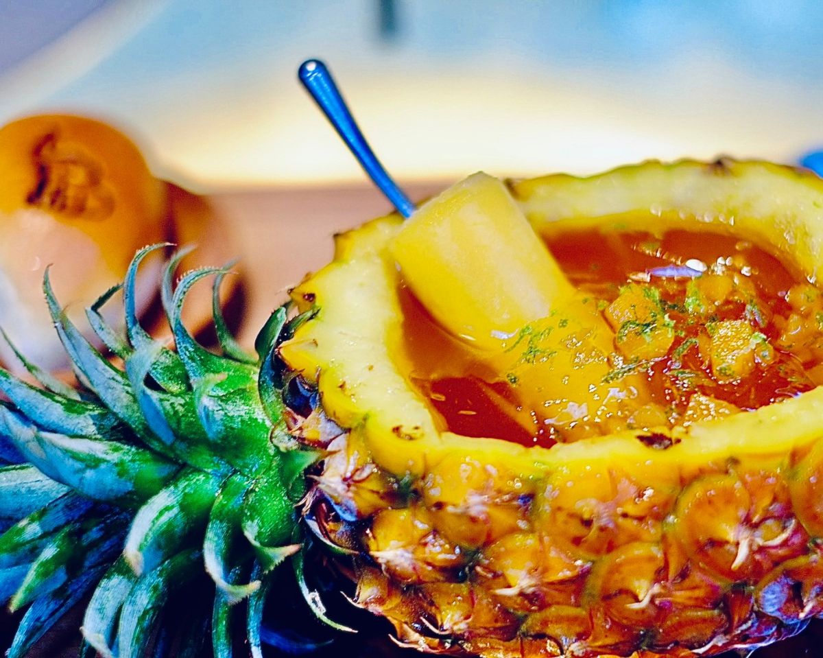 ▲七夕情人節就要甜蜜消暑，COLD STONE酷聖石冰淇淋買一送一，台北時代寓所快閃「夏日解解渴限定店」，一整顆的古坑金鑽鳳梨，裝入清涼愛玉，最後再放上新鮮愛文芒果製成的整支冰棒，放閃必吃。（圖／翻攝自台北時代寓所 FB）