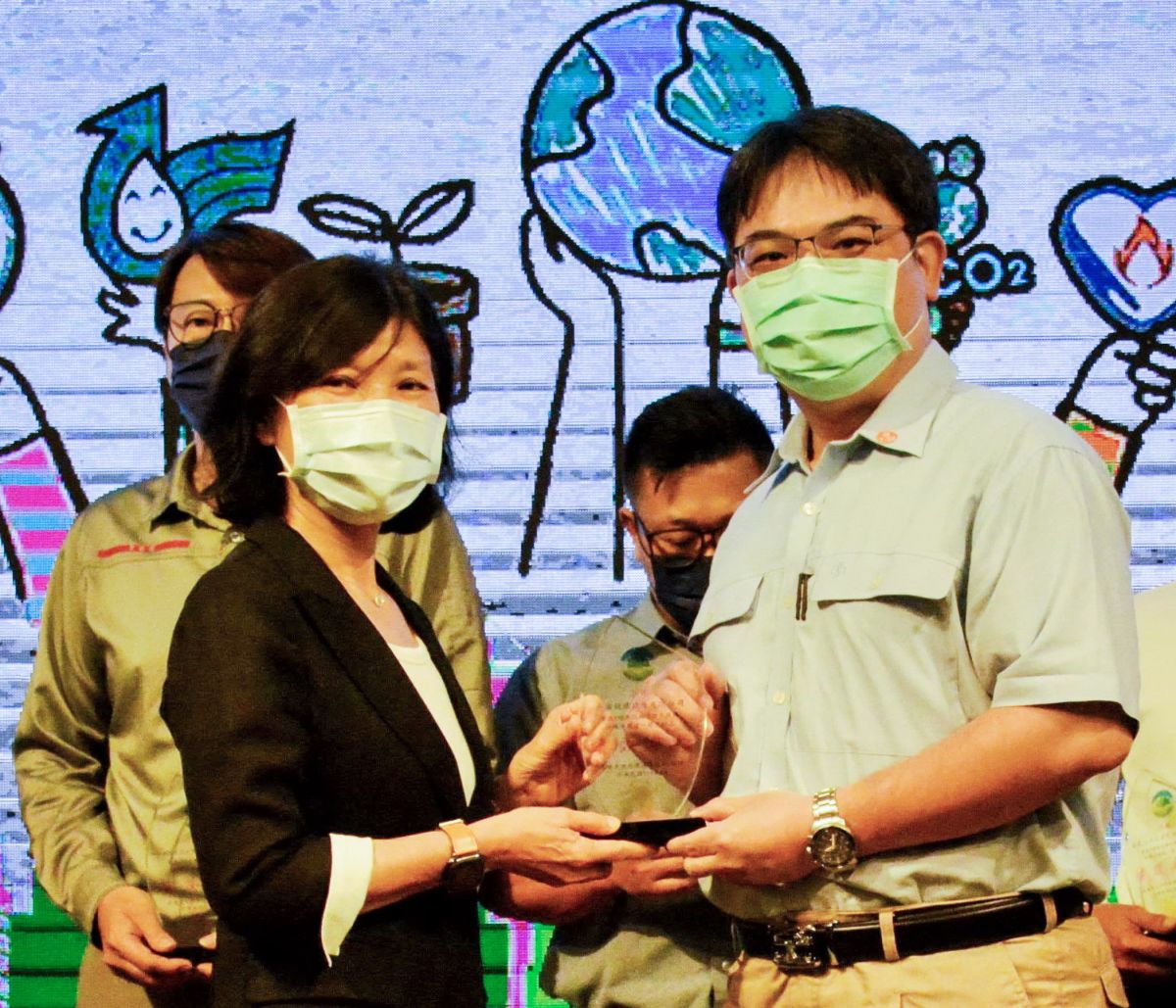 ▲中鋼公司獲高雄市政府環保局綠色採購績優單位之殊榮，由該公司環境保護處處長吳一民(右)代表接受高雄市環保局局長張瑞琿(左)頒獎表揚。(圖／記者黃守作攝，2022.08.01)