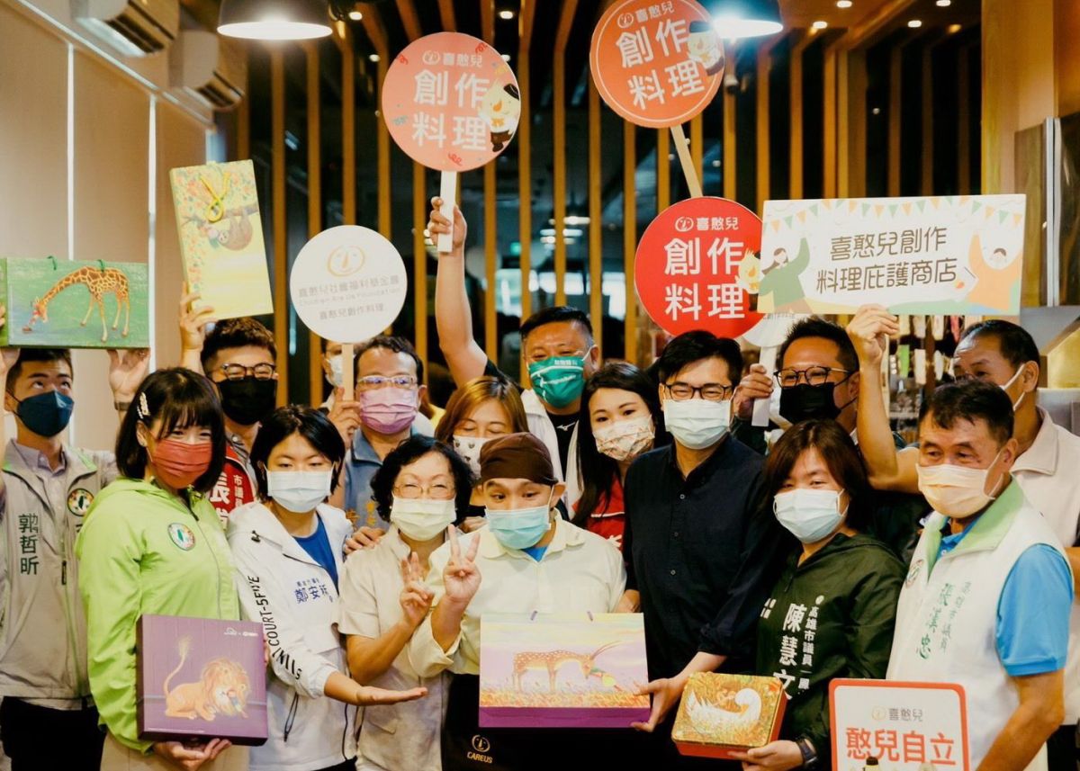 ▲高雄市長陳其邁訪視喜憨兒創作料理庇護商店。(圖／記者黃守作攝，2022.08.01)