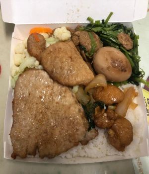 彰化便當曝光!含肉蛋菜竟「這價錢」 網愣:回到20年前 ▲原PO分享的便當裡,不僅有里肌肉排、雞肉以及滷蛋,還有花椰菜、空心菜等,滿滿的食材竟然只要50元,讓許多網友都愣了!(圖/翻攝自《爆廢公社二館》)