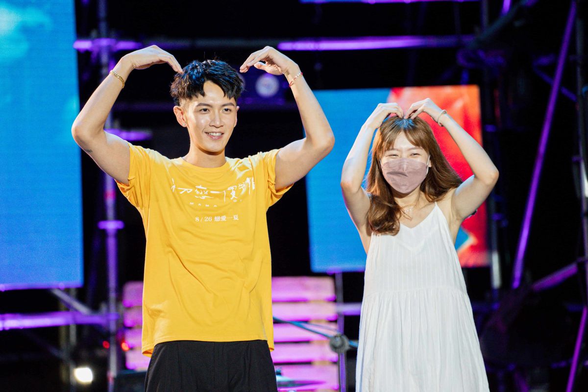 ▲柯震東（左）和粉絲一起比起花式愛心動作。（圖／三立電視提供）