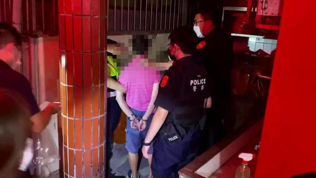 ▲警方在距這間超商約800公尺處土地公廟發現男子，並將他壓制在地帶回警局偵辦。（圖／翻攝畫面）