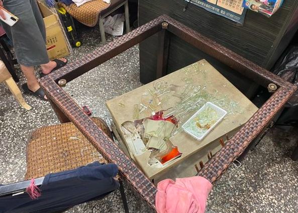 ▲店家桌子被砸毀。（圖／翻攝畫面）