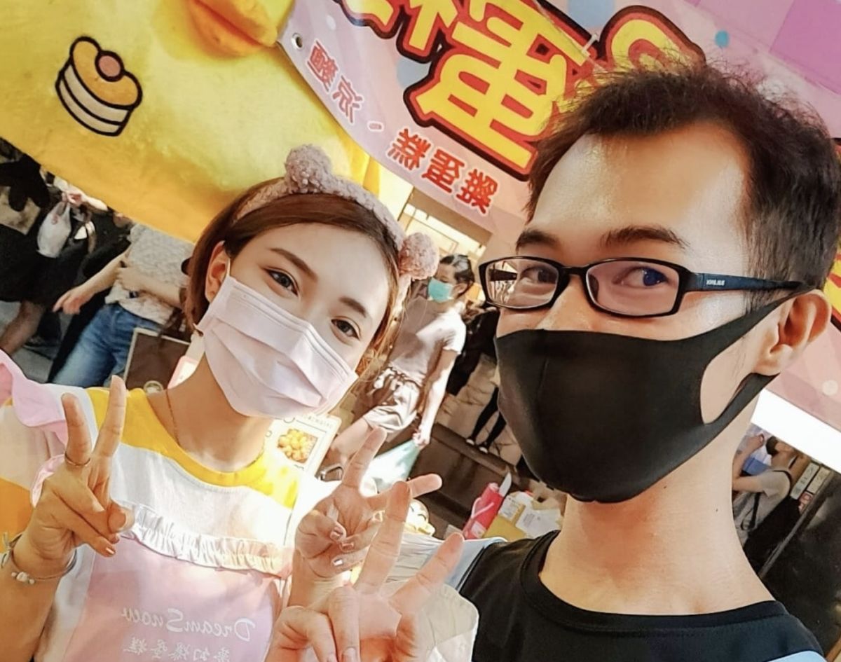 ▲網紅鄧佳華目前正在雞蛋糕店打工，日前曬出該店女老闆的合照。（圖/鄧佳華臉書）