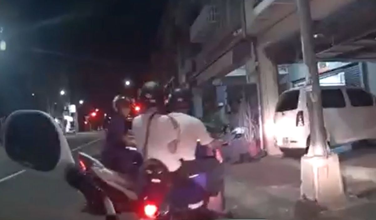 ▲王姓騎士載友聊天聊到直接闖紅燈遭警攔，才知自己竟是毒品通緝犯。（圖／記者郭凱杰翻攝）