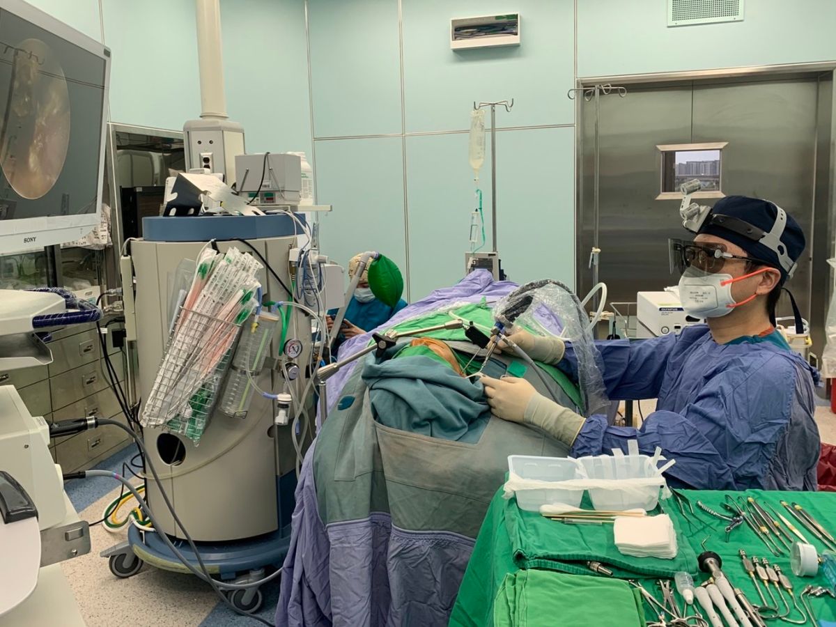 ▲中國醫藥大學新竹附設醫院用機械手臂輔助3D微創內視鏡手術，改善患者耳朵流血流膿症狀。（圖/中醫大新竹附醫提供）