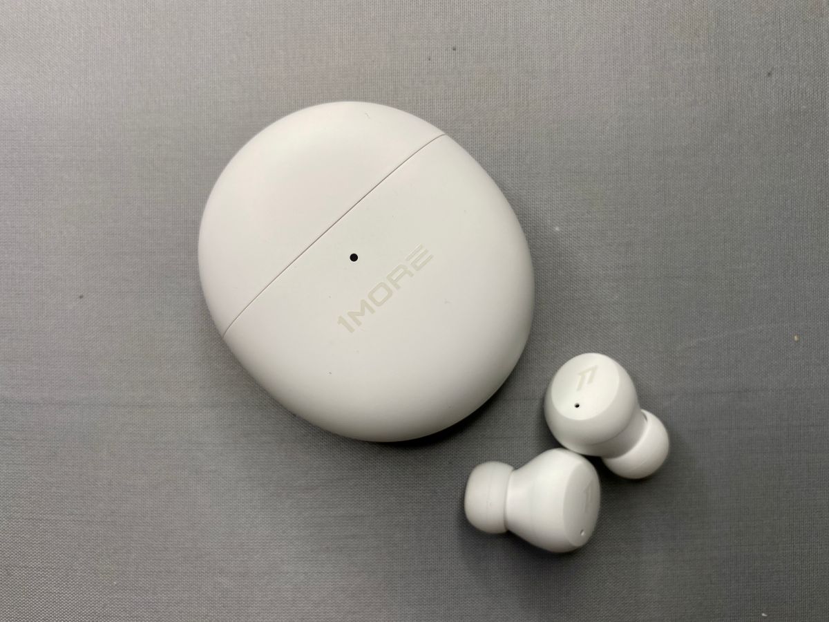 ▲1MORE ComfoBuds Mini迷你豆真無線耳機，為目前體積最小的主動式降噪耳機。(圖／記者周淑萍攝)
