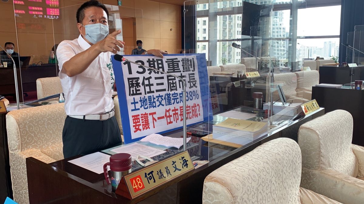 ▲議員何文海指出，13期重劃區道路完全開放通行之日遙遙無期，將點交的時間拉長，造成地主無法自由運用土地(圖／柳榮俊攝2022.8.2)