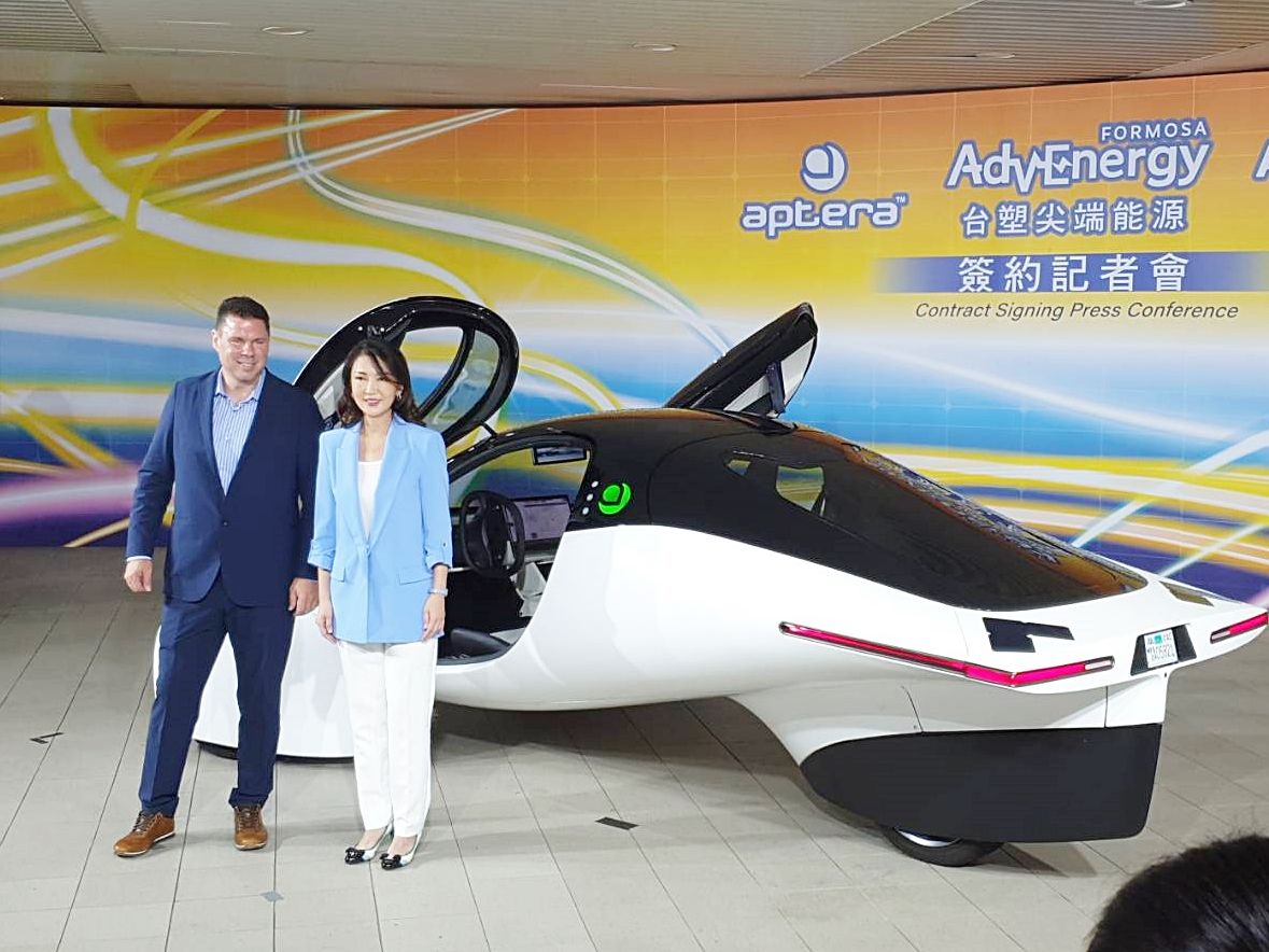 ▲台塑尖端能源公司開發磷酸鋰鐵電池多年，打入美國aptera電動車供應鏈。圖右為台塑新智能公司董事長王瑞瑜，左為aptera Motors創辦人Chris Anthony。（圖／記者許家禎攝）