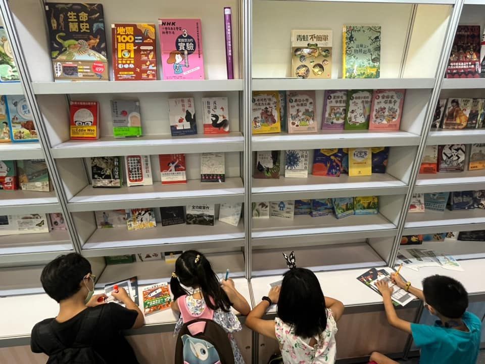 ▲文化部「第44次中小學生讀物選介」結果出爐，共評選出639種推介讀物。圖為台北國際書展中小學生讀物選介主題館。（圖／翻攝自中小學生讀物選介臉書）