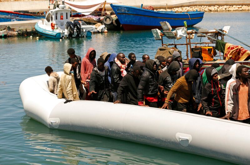 ▲人權觀察今天表示，一架歐洲聯盟（EU）無人機協助利比亞部隊攔截在地中海運載移民的船隻，這些移民之後被拖回利比亞「遭任意逮捕與虐待」。圖為5月23日遭帶回國的利比亞移民。（圖／美聯社／達志影像）