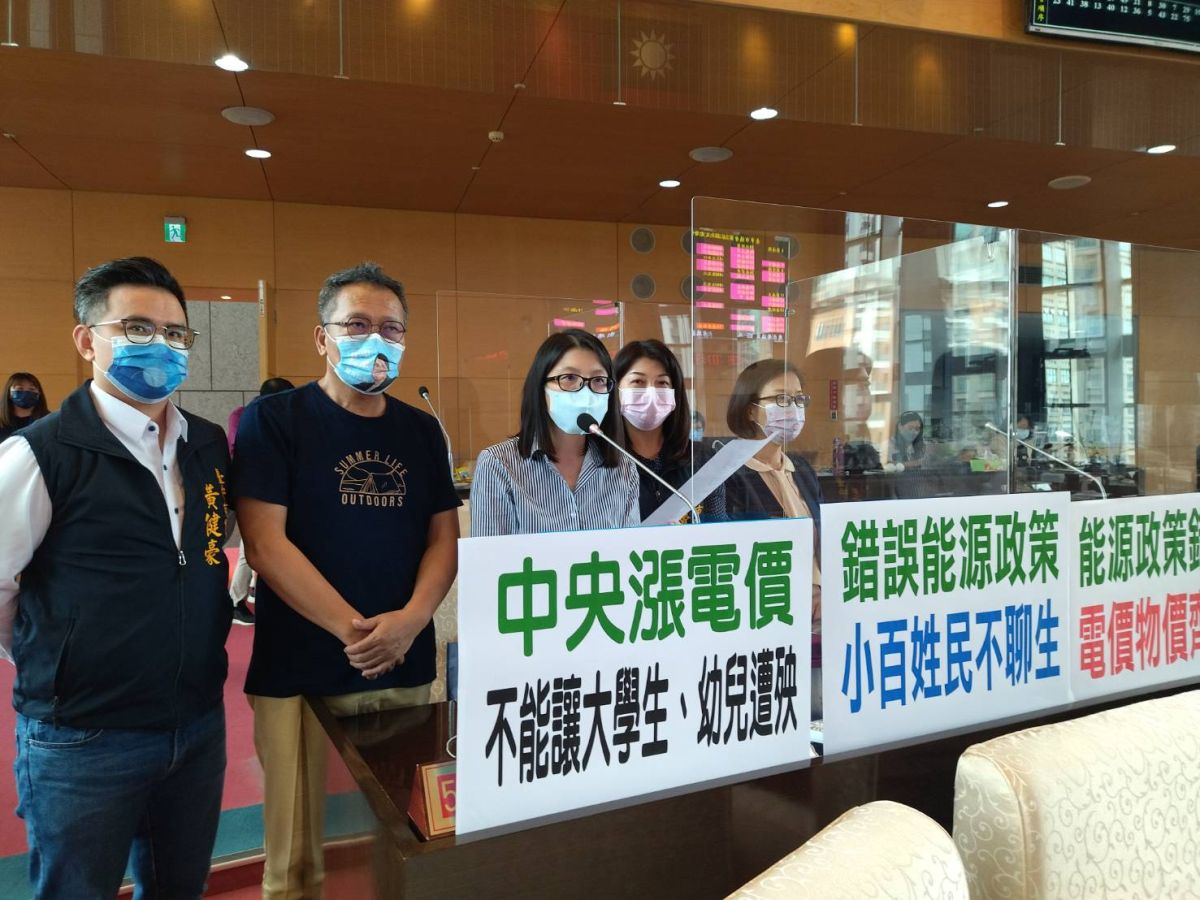 ▲議員張廖乃綸指，不能因中央錯誤的能源政策，讓學生、幼兒及家長遭殃。(圖／柳榮俊攝2022.8.2)