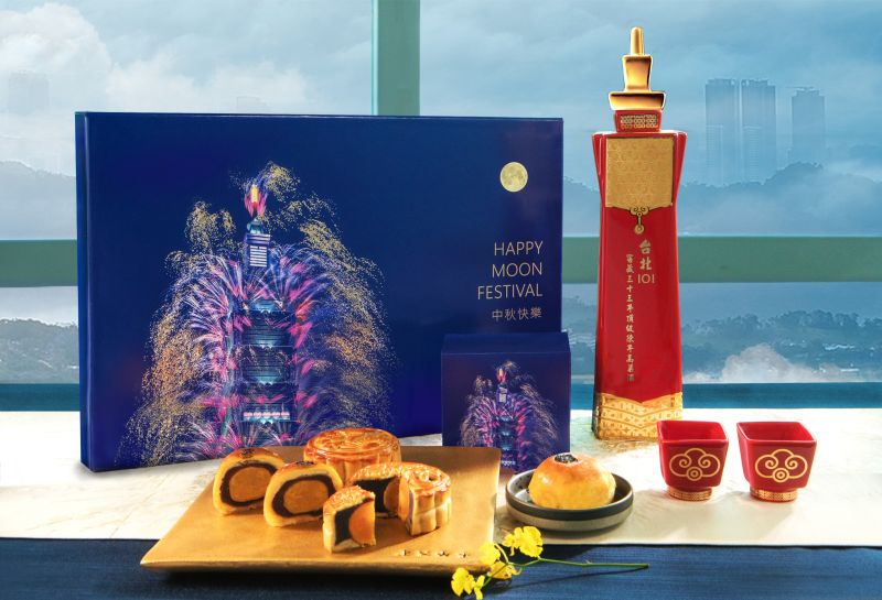 ▲台北101紀念酒紅瓶與中秋月餅禮盒。(圖/台北101提供)