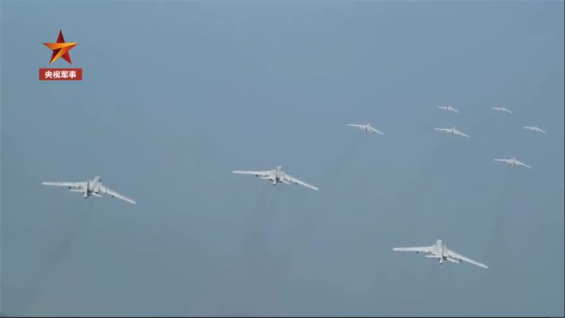 ▲央視軍事微博昨日罕見發布9架轟-6K戰機同框畫面。（圖／擷取自「央視軍事」微博影片）