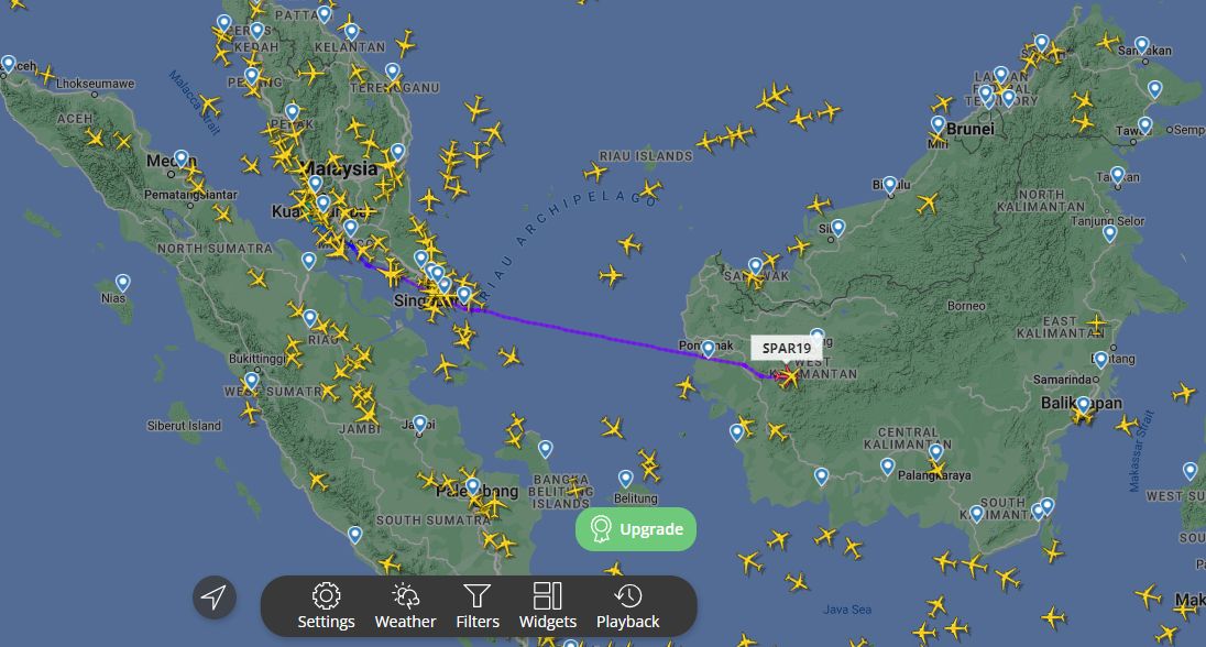 ▲裴洛西搭乘的專機「SPAR19」在3點42分起飛後，卻先一路向東飛，讓部分人疑惑為何不是直接朝台灣方向飛？對此，就有專家解答背後用意。（圖／翻攝Flightradar24網站）