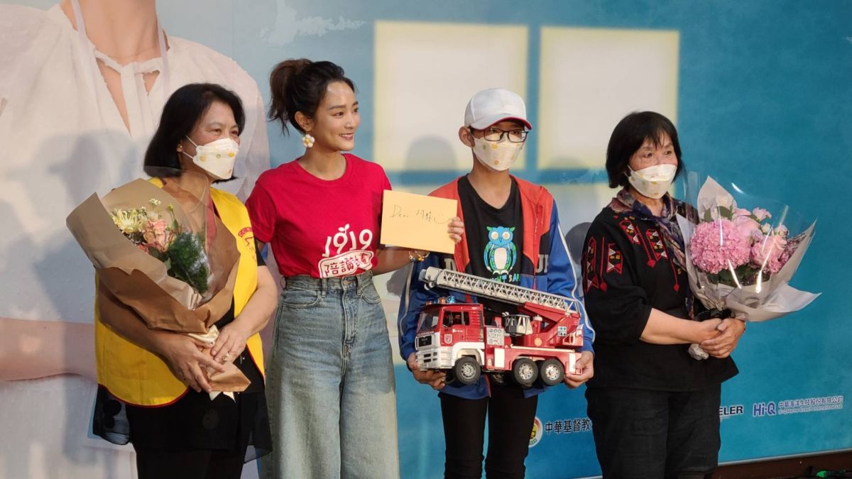 ▲1919陪讀計畫代言人王淨（左2）得知阿林（右2）未來想當消防員，今（2）日送給他一台玩具消防車，鼓勵他勇敢追夢。（圖／記者李琦瑋攝，2022.08.02）  