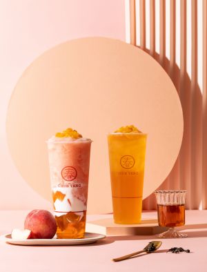 七夕情人節芒果手搖飲買一送一 現場「親親」放閃送金莎 ▲春陽茶事「蜜桃系列」甜蜜手搖飲。(圖/春陽茶事提供)