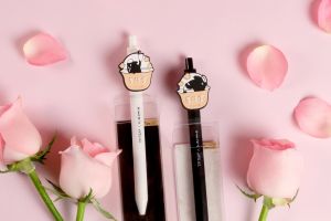 七夕情人節芒果手搖飲買一送一 現場「親親」放閃送金莎 ▲茶湯會x馬來貘聯名周邊賣翻,再推造型對筆。(圖/茶湯會提供)
