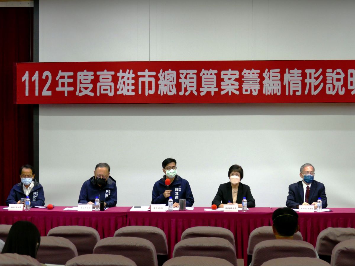 ▲市長陳其邁今天率市府團隊質議會報告明年總預算編列，陳其邁表示，明年總預算歲出、歲入雙雙創新高，淨舉債預算數也連續12年下降，兼顧了建設與財政的平衡發展。（圖／高市議會提供）