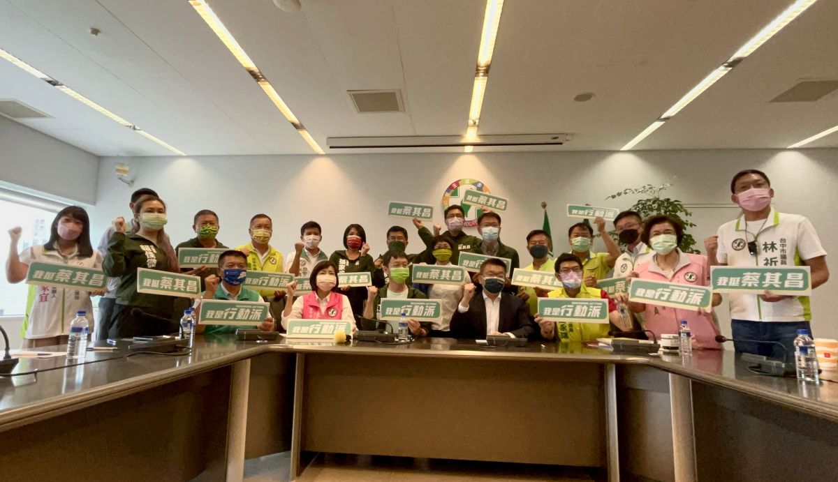 ▲台中市議會民進黨團26位議員將送百杯珍奶到立法院，與美國來的朋友分享台中美食。（圖／江肇國提供，2022.08.02）