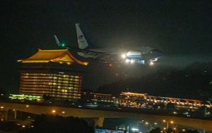 裴洛西抵台 ▲裴洛西搭乘行政專機抵達松山機場。(圖/記者葉政勳攝,2022.08.02)