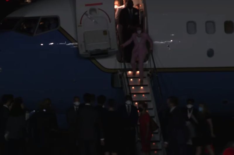 ▲美國眾議院議長裴洛西正式抵達台灣。（圖／翻攝自外交部直播畫面）