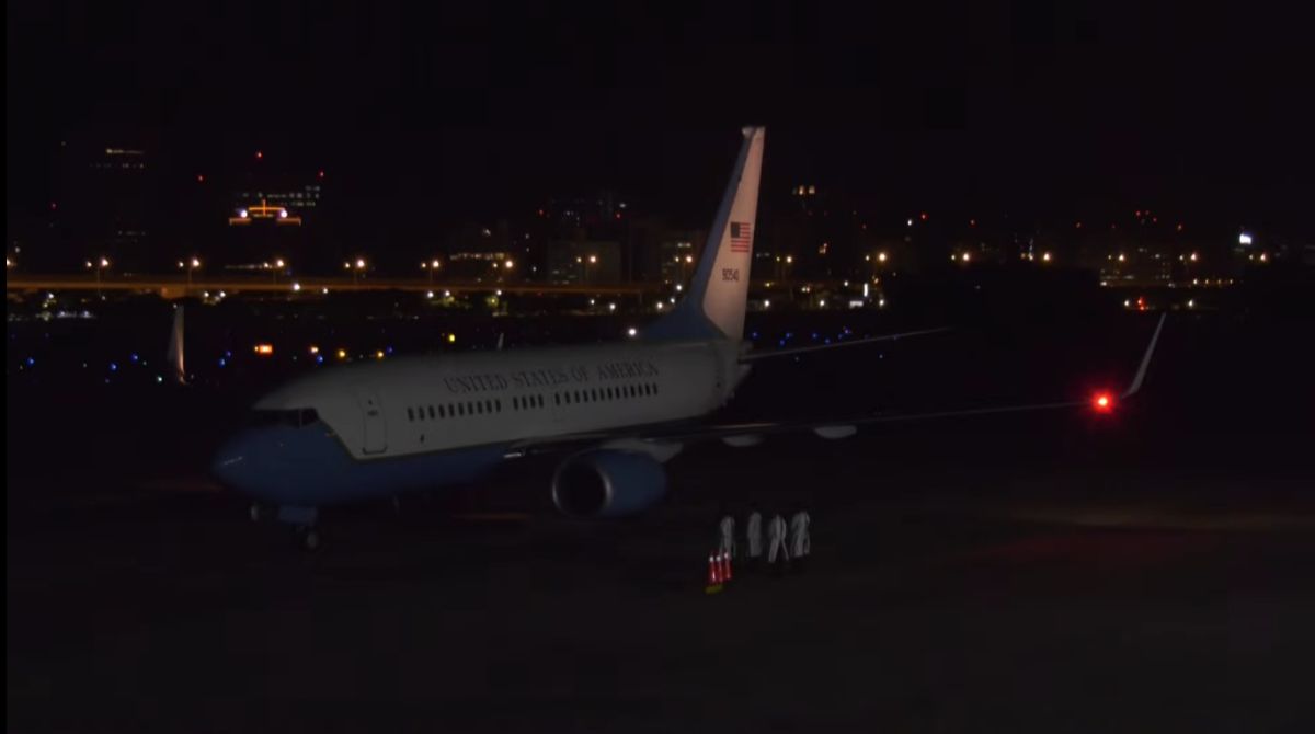 ▲裴洛西抵台！專機取道菲律賓海，逆時鐘大繞飛路線解析。（圖／翻攝外交部直播畫面）