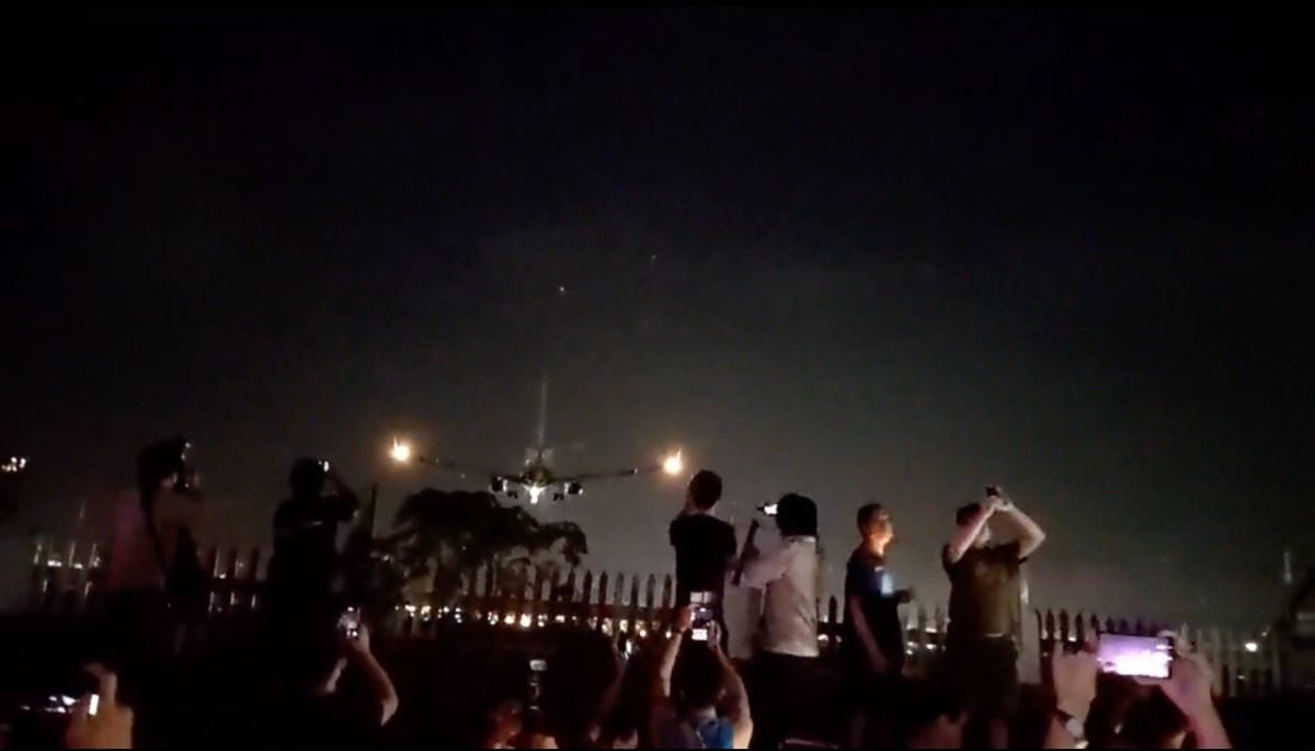 ▲美國眾議院議長裴洛西（Nancy Pelosi）今（2）日晚間22時44分，搭乘專機正式抵達，松山機場旁民眾高舉手機搶拍歷史性的一刻。（圖／翻攝畫面）