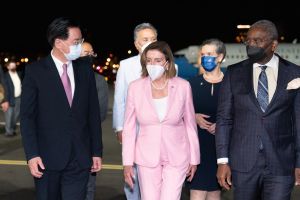 ▲美國眾議院議長裴洛西，以一身粉紅套裝現身台灣。（圖／外交部提供）