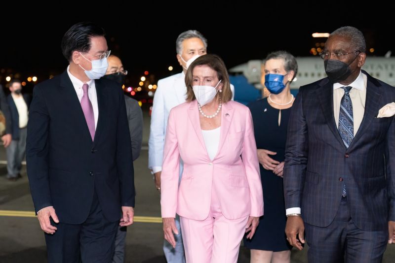 ▲美國眾議院議長裴洛西昨（2）晚抵達台灣，以一襲淺粉色西裝造型讓她在人群中脫穎而出。（圖／外交部提供）