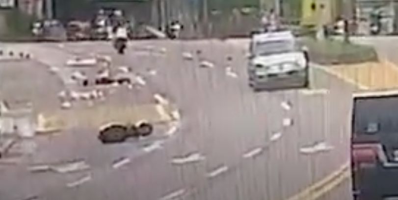 ▲女騎士橫切3車道，後方休旅車閃避不及撞上（圖／翻攝畫面）