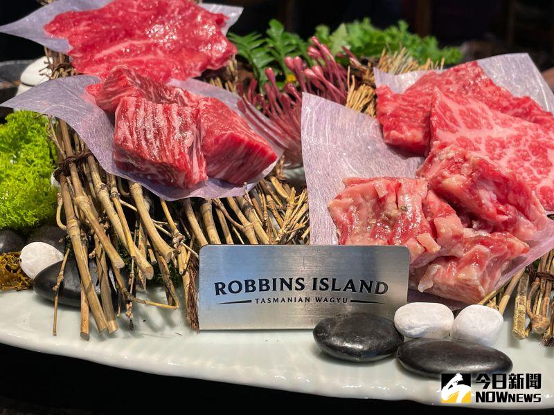 ▲品牌專用「ROBBINS ISLAND BMS 9+等級澳洲和牛」,來自被譽為「純淨之島」的塔斯馬尼亞周邊海域的一座無人小島,有別於一般澳洲和牛僅50%黑毛和牛血統,擁有F4至純血黑毛和牛的基因。(圖/記者黃仁杰攝)