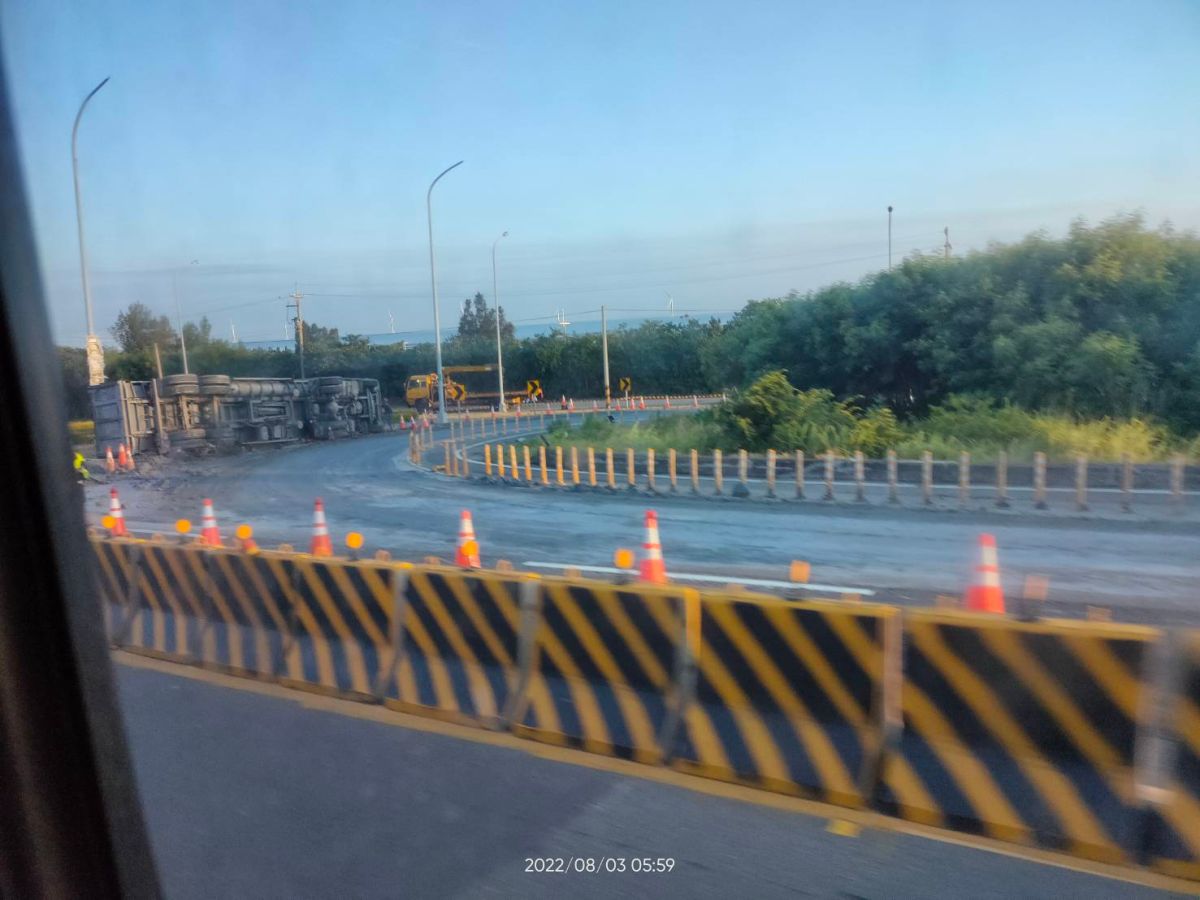 ▲台61線南下後龍匝道，一輛砂石車疑似彎道車速過快翻車。（圖／翻攝自記者爆料網）