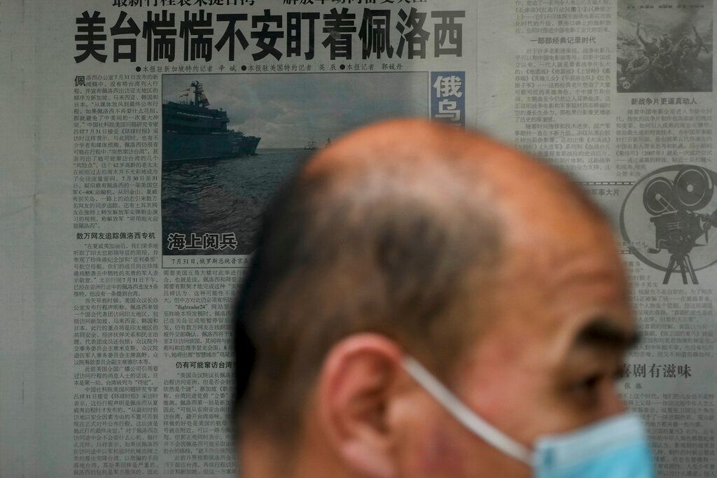 ▲裴洛西訪台讓中國強烈反彈。圖為張貼在北京街道的報導。（圖／美聯社／達志影像）