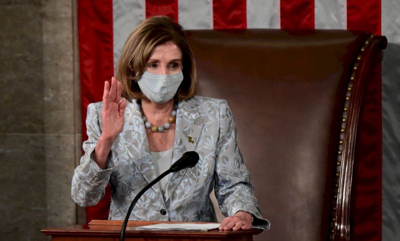 ▲裴洛西的「色票穿衣」哲學,珍珠項鍊是關鍵。(圖/翻攝自Nancy Pelosi IG)
