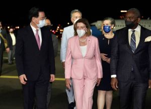 美國眾議院議長裴洛西訪台以一身淺粉色西裝步下專機。(外交部提供) ▲美國眾議院議長裴洛西訪台以一身淺粉色西裝步下專機。(外交部提供)