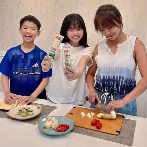 報導 ▲冰箱神隊友「桂冠沙拉醬」讓「台灣好媳婦」李佩甄可以輕鬆端出「涼拌冷筍」、「雞胸肉沙拉黃瓜捲」消暑料理。(圖/轉載自李佩甄FB)