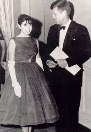 ▲裴洛西20歲出席美國已故總統甘迺迪(John F. Kennedy)就職舞會。(圖/翻攝自臉書House Speaker Nancy Pelosi) ▲裴洛西20歲出席美國已故總統甘迺迪(John F. Kennedy)就職舞會。(圖/翻攝自臉書House Speaker Nancy Pelosi)