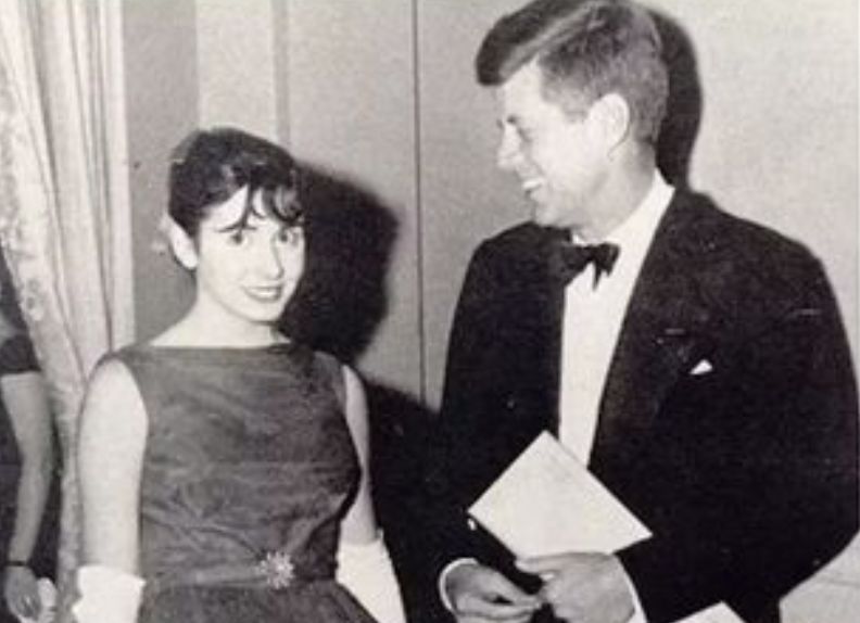 ▲裴洛西17歲出席美國已故總統甘迺迪（John F. Kennedy）就職舞會，讓網友大讚「好萊塢女星等級」、「奧黛麗赫本那型的」。（圖／翻攝自臉書House Speaker Nancy Pelosi）