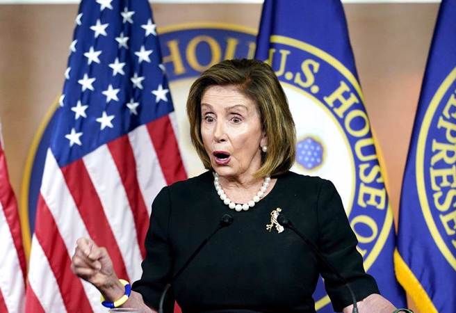 ▲大份量的珍珠項鍊也是裴洛西的招牌之一。(圖/翻攝自Nancy Pelosi IG)