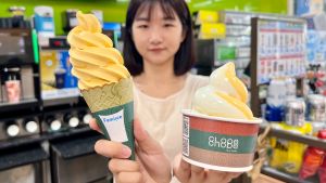 ▲全家推出南洋風的「芒果椰奶霜淇淋」，搭配限量綠色脆皮甜筒，七夕當天加碼買一送一。（圖／業者提供）