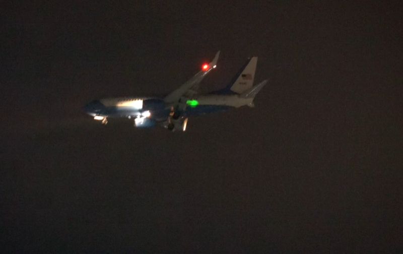 裴洛西專機降落被「綠色光束」照射20秒！網揭內幕：可惡