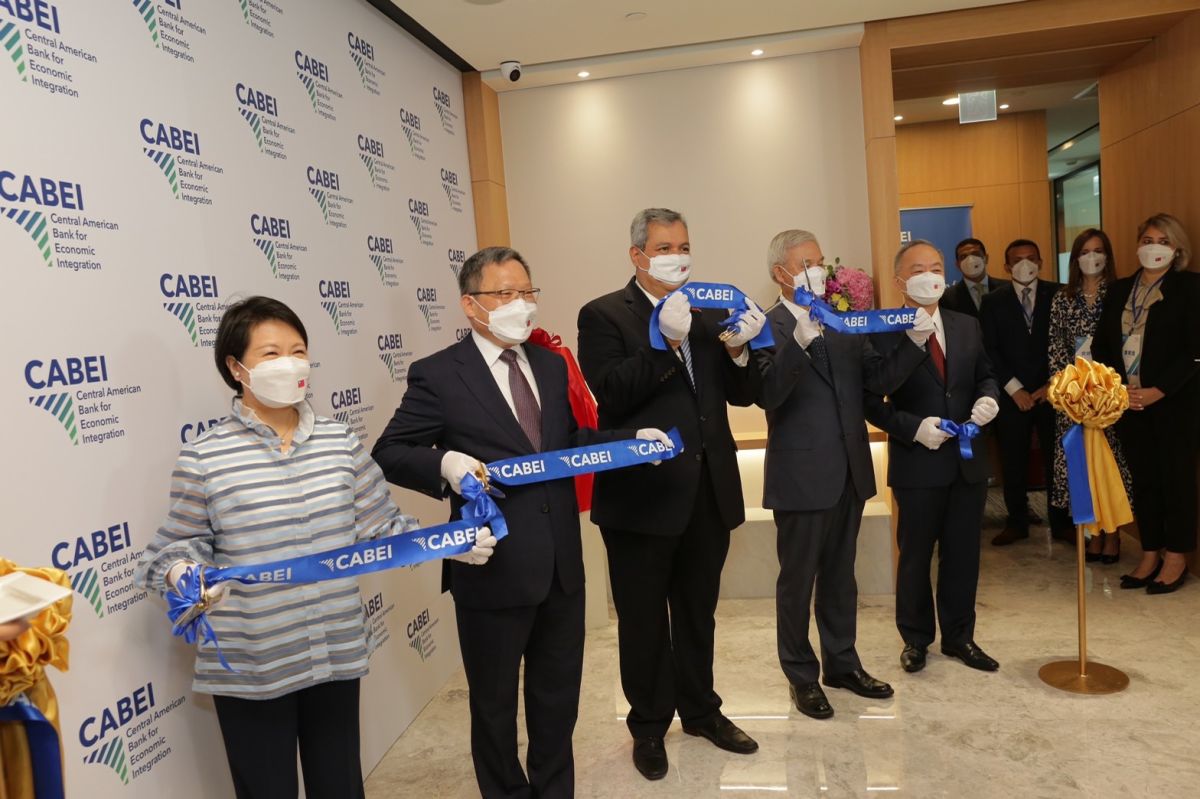 ▲中美洲銀行（CABEI）今（3）日舉辦「我國加入中美洲銀行30週年暨該行駐我國國家辦事處設立1週年慶祝活動」，表彰該行與我國30年長久夥伴關係及對駐我國國家辦事處之重視，財政部長蘇建榮（右二）等人應邀出席，並參與該行駐我國國家辦事處揭牌儀式。（圖／財政部提供）