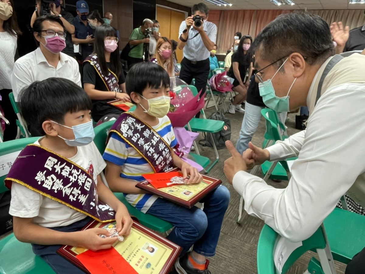 ▲台南市長黃偉哲豎起大拇指，為子誠(右)、子賢兩兄弟打油打氣（圖／記者林怡孜攝，2022,08,03）