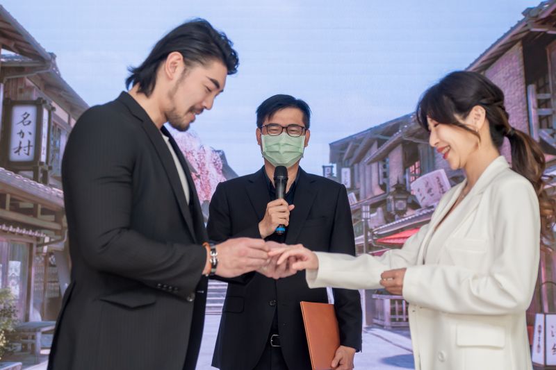 ▲市長陳其邁出席新興戶政LED VR虛擬攝影棚啟用活動，現場為新人證婚。(圖／高市府提供）